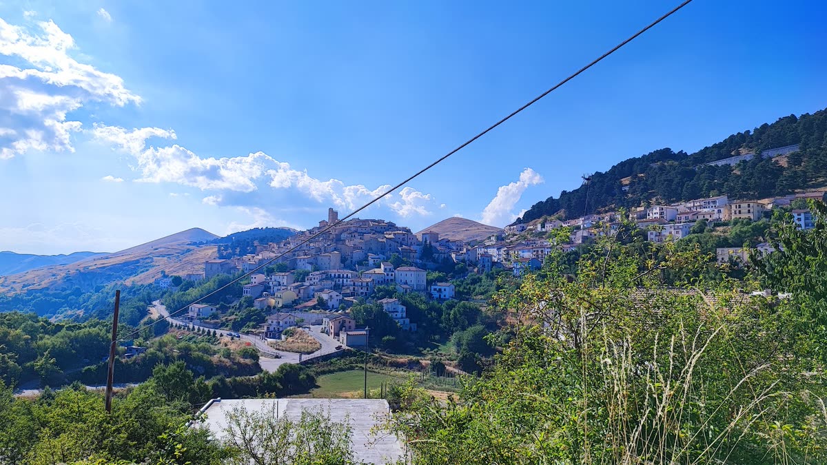 Il borgo di Castel del Monte sul Gran Sasso, in Abruzzo