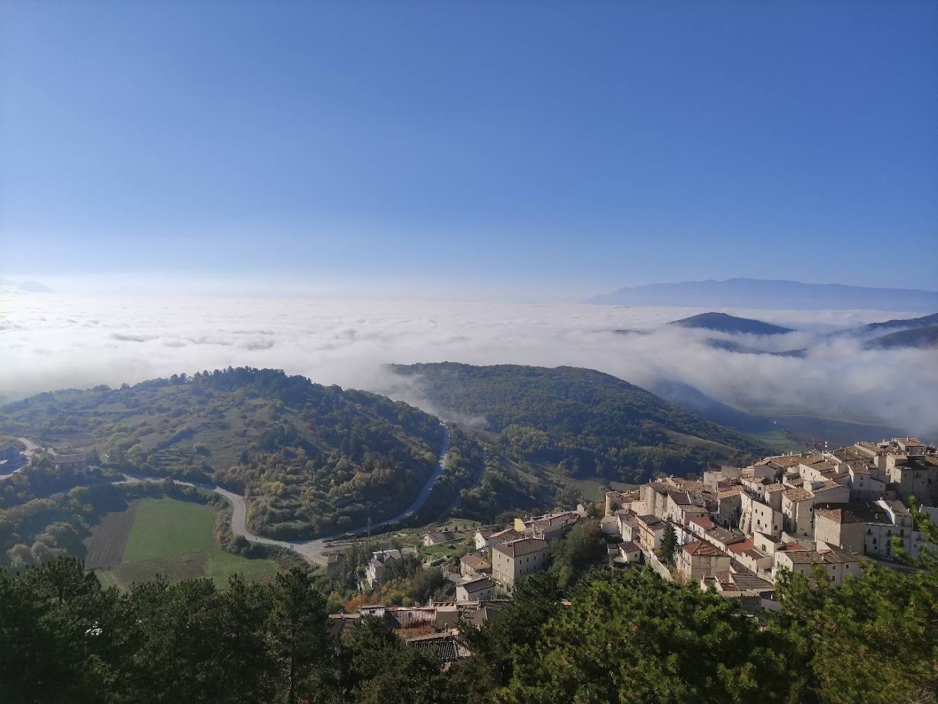 Panorama di Castel del Monte tra le montagne d'Abruzzo